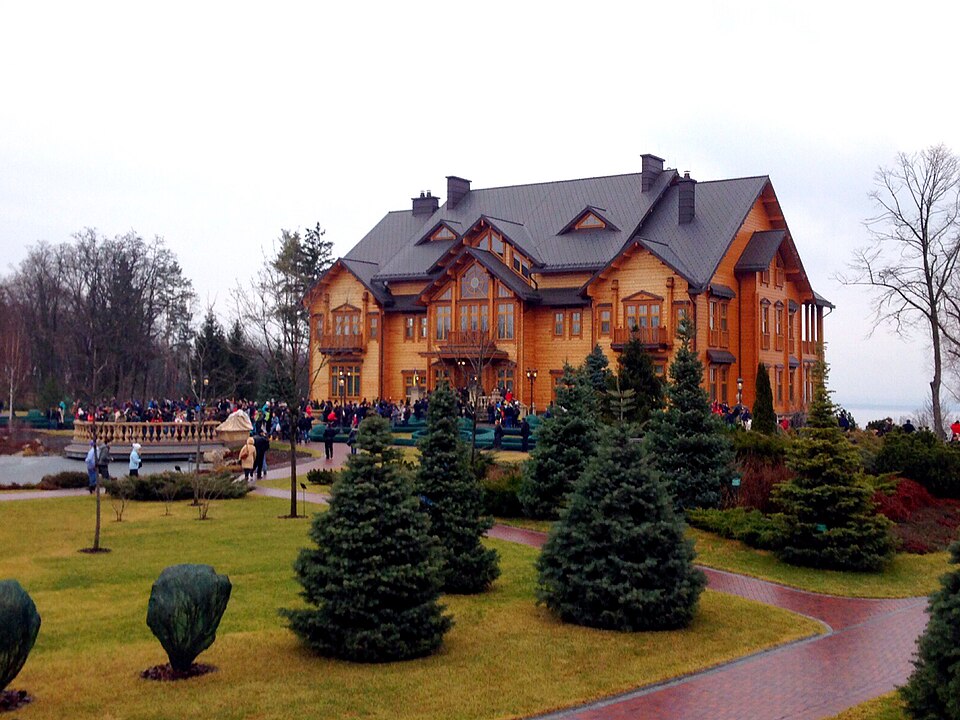 File:Honka in Mezhyhirya.jpg