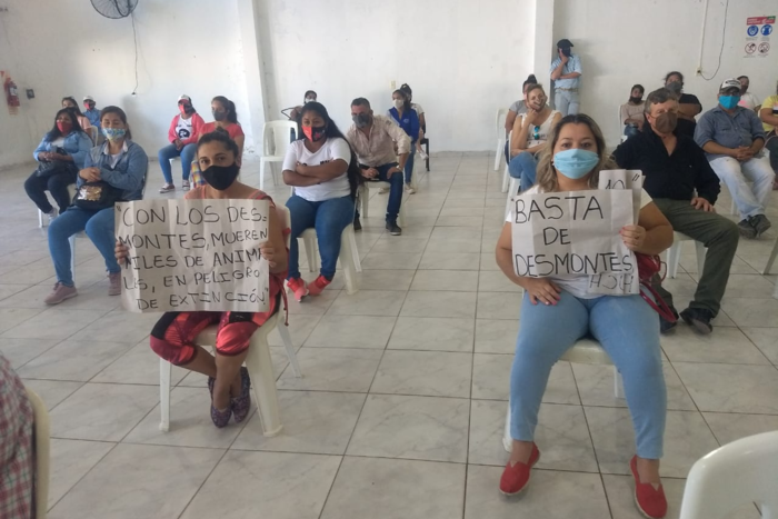 Local residents protest Cresud’s deforestation plans at a public audience in Salta. The sign on the left reads : “With deforestation, thousands of animals at risk of extinction die”. The sign of the right simply reads “Stop deforestation
